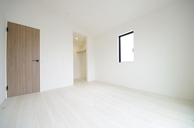 木の質感が優しい床材と豊富な収納が特徴的な、心に温かさを感じる内装です。