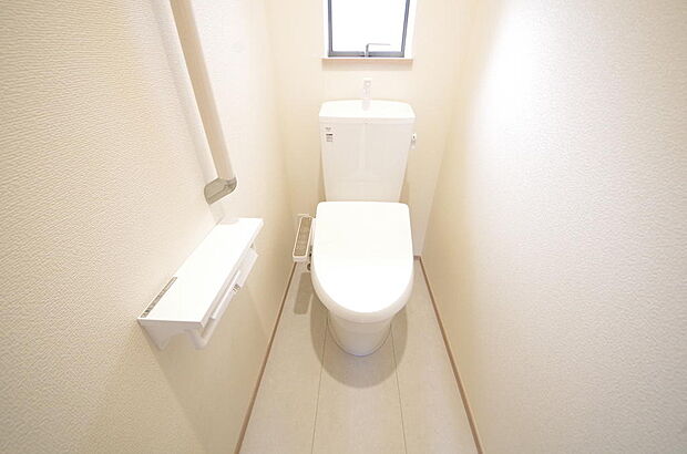 少ない水を有効に使って、汚れも効率よく洗浄します。便器は奥までふちのない掃除がしやすい形状です。