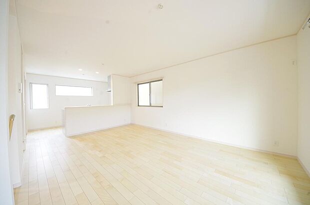明るい陽光が差し込み開放的なリビング ダイニングを演出し、ゆとりある空間はご満足いただけます。