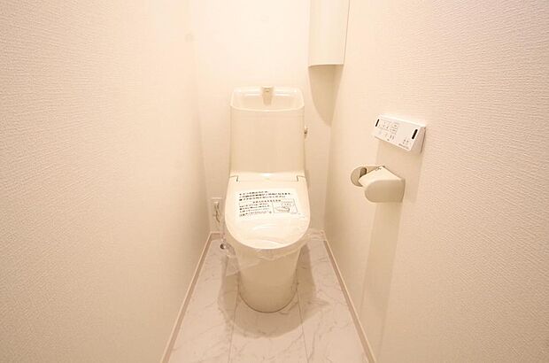 少ない水を有効に使って、汚れも効率よく洗浄します。便器は奥までふちのない掃除がしやすい形状です。