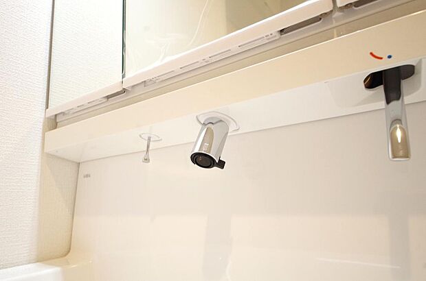 洗面台の給水口はホースが伸びるので朝シャン出来ます。シングルレバーでお湯の温度も楽々調整出来ます。