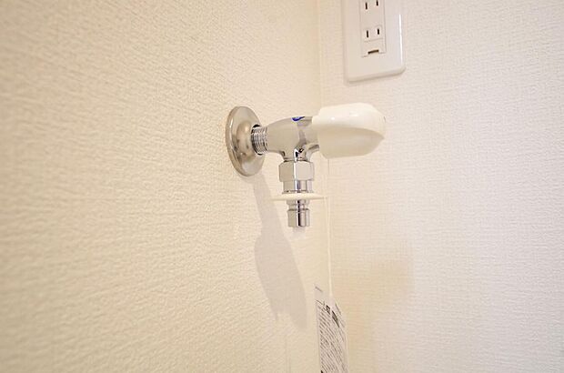 洗濯機用の給水口には蛇口ではなく、全自動洗濯機が設置できる専用の給水口が設置されております。