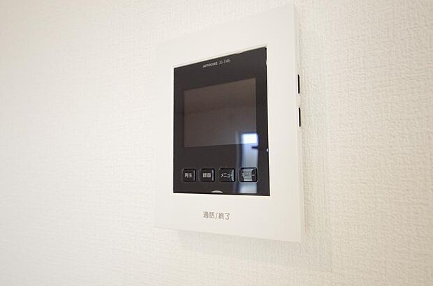 来訪者を映像と音声で確認可能なので、煩わしいセールスにも住戸内で対話可能です。