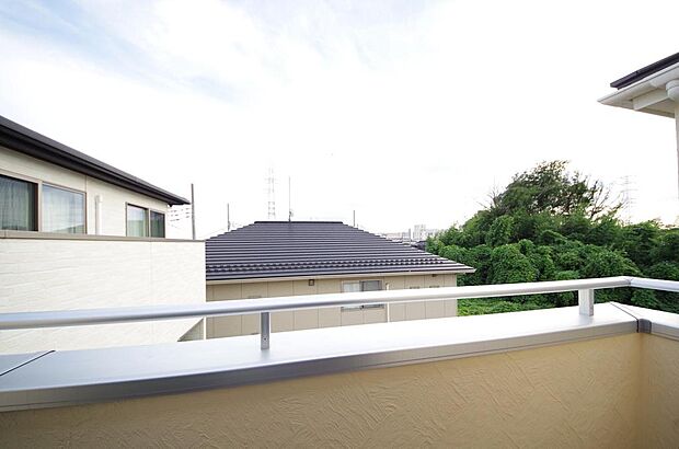 陽光あふれるバルコニーは、たくさんの光を浴びることができるのでお洗濯物やお布団もしっかり干せます。
