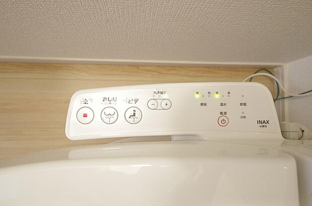 ウォシュレット機能 暖房便座は必需品です。1階 2階の両方のトイレに付いてます。