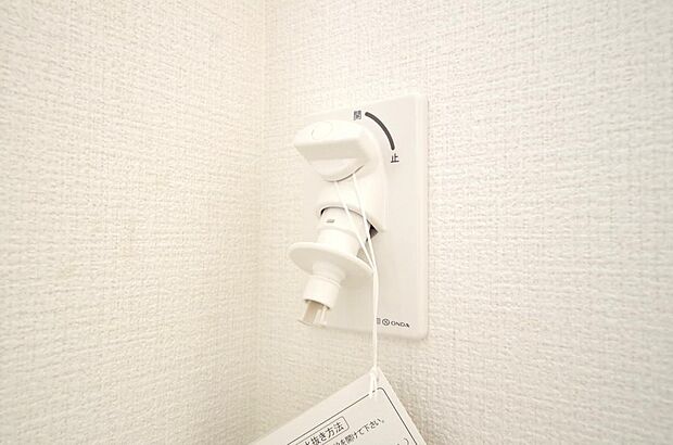洗濯機用の給水口には蛇口ではなく、全自動洗濯機が設置できる専用の給水口が設置されております。