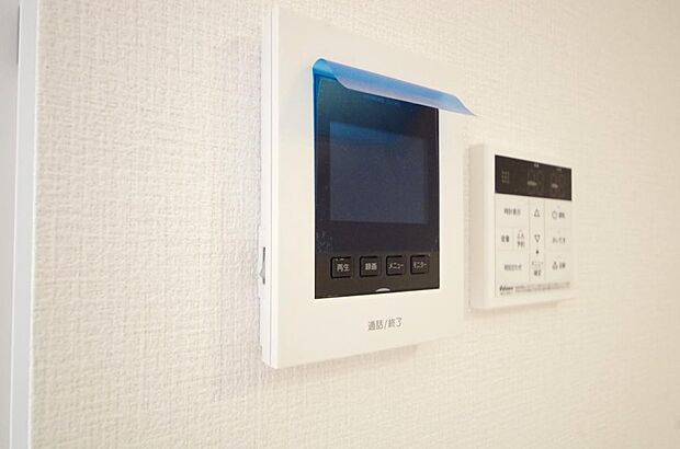 来訪者を映像と音声で確認可能なので、煩わしいセールスにも住戸内で対話可能です。