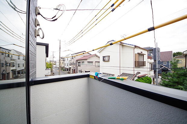 陽光あふれるバルコニーは、たくさんの光を浴びることができるのでお洗濯物やお布団もしっかり干せます。