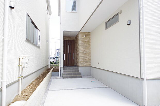 玄関はいわばその邸宅の顔です。だからこそ、迎賓のためにしつらえを細部まで施しました。