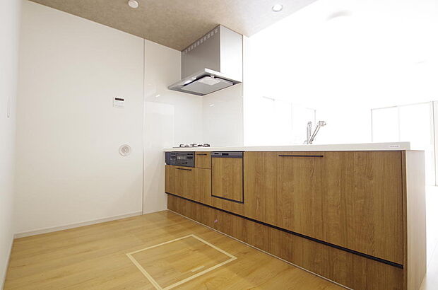 キッチンには耐久性が高く、お手入れも簡単で人工大理石トップを採用して、キッチンを優雅に演出しました。