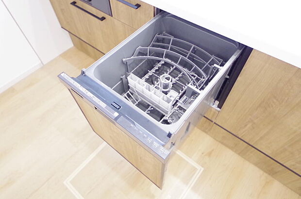 食器の出し入れがしやすいスライド収納タイプの食器洗い乾燥機です。また、節水効果にも優れています。