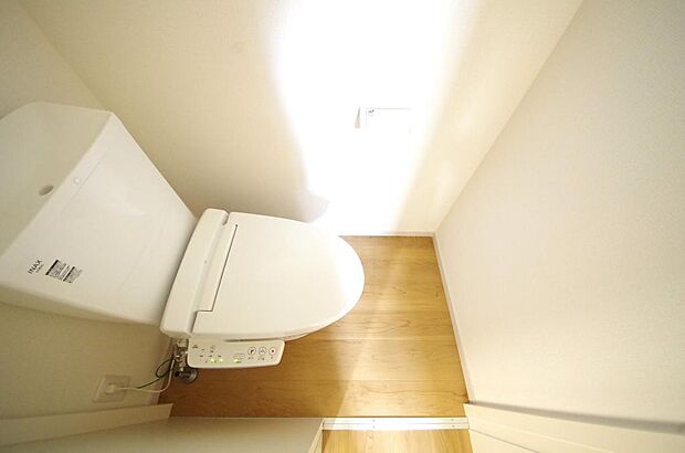 少ない水を有効に使って、汚れも効率よく洗浄します。便器は奥までふちのない掃除がしやすい形状です。