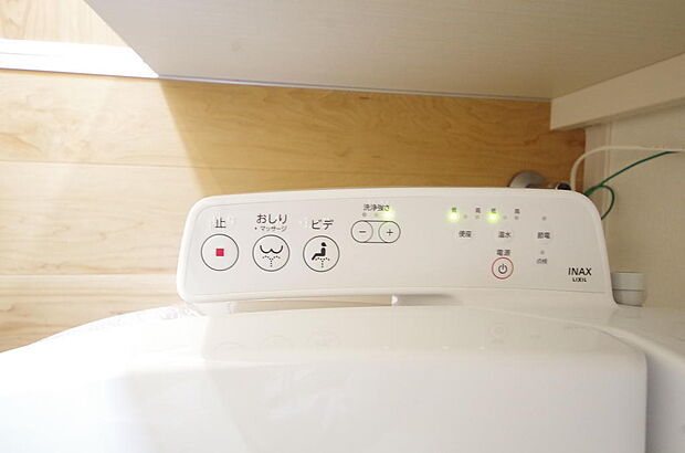 ウォシュレット機能 暖房便座は必需品です。1階 2階の両方のトイレに付いてます。