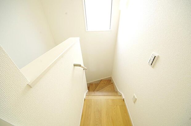階段には手すりを標準装備することで、お子様やご高齢者の安全性にも配慮しております。