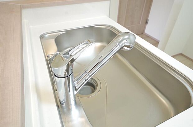 レバー操作一つで水量、温度も調節可能です。また、蛇口には浄水カートリッジも内蔵可能です。
