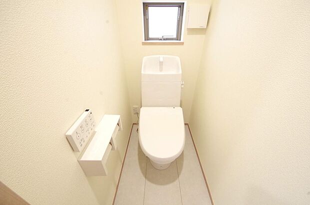 少ない水を有効に使って、汚れも効率よく洗浄します。便器は奥までふちのない掃除がしやすい形状です。