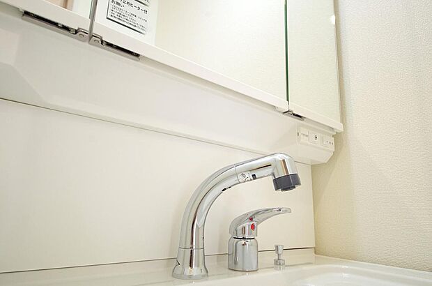 洗面台の給水口はホースが伸びるので朝シャン出来ます。シングルレバーでお湯の温度も楽々調整出来ます。