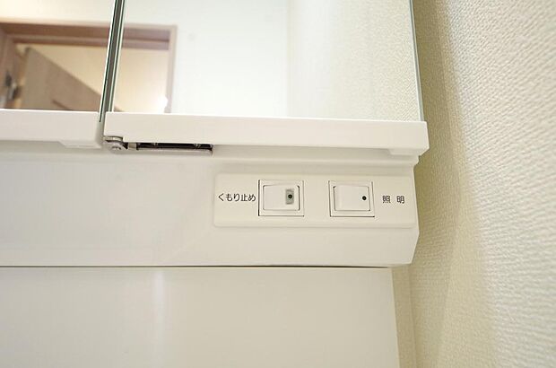 洗面台には、照明とコンセントが標準装備されております。コンセントの容量は1300Wまで大丈夫です。
