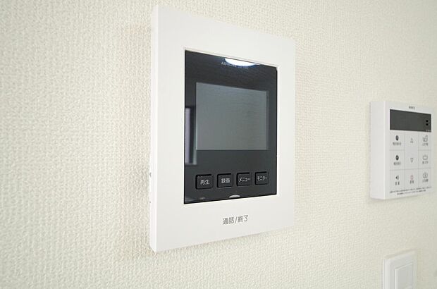 来訪者を映像と音声で確認可能なので、煩わしいセールスにも住戸内で対話可能です。