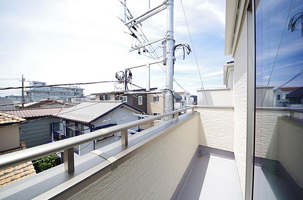 陽光あふれるバルコニーは、たくさんの光を浴びることができるのでお洗濯物やお布団もしっかり干せます。