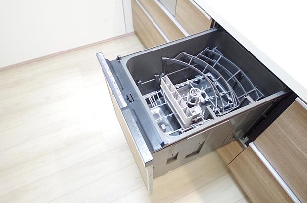 食器の出し入れがしやすいスライド収納タイプの食器洗い乾燥機です。また、節水効果にも優れています。