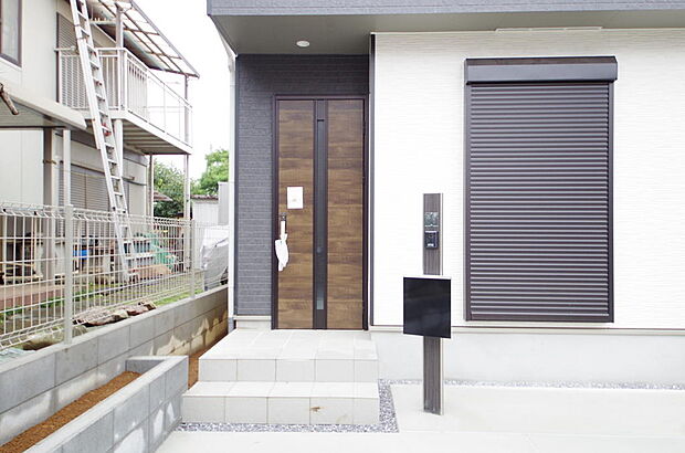 玄関はいわばその邸宅の顔です。だからこそ、迎賓のためにしつらえを細部まで施しました。
