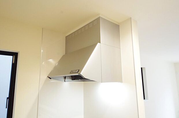 キッチン上部には、ブーツ型の照明付きのレンジフードが標準装備されております。