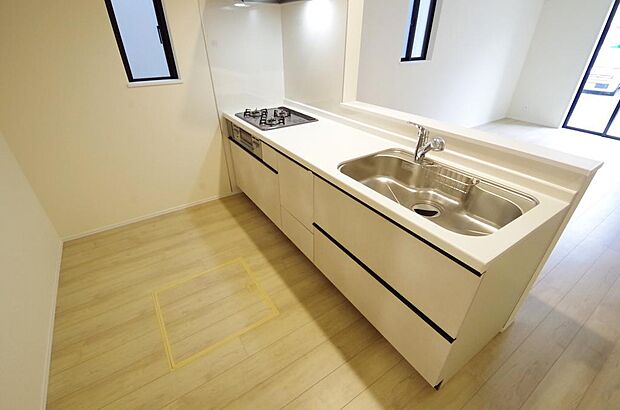 キッチンには耐久性が高く、お手入れも簡単で人工大理石トップを採用して、キッチンを優雅に演出しました。