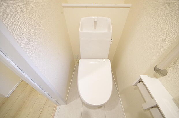少ない水を有効に使って、汚れも効率よく洗浄します。便器は奥までふちのない掃除がしやすい形状です。