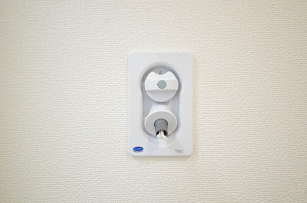 洗濯機用の給水口には蛇口ではなく、全自動洗濯機が設置できる専用の給水口が設置されております。