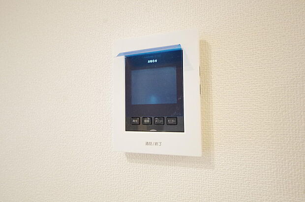 来訪者を映像と音声で確認可能なので、煩わしいセールスにも住戸内で対話可能です。