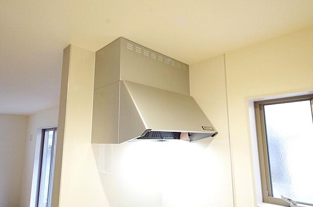 キッチン上部には、ブーツ型の照明付きのレンジフードが標準装備されております。