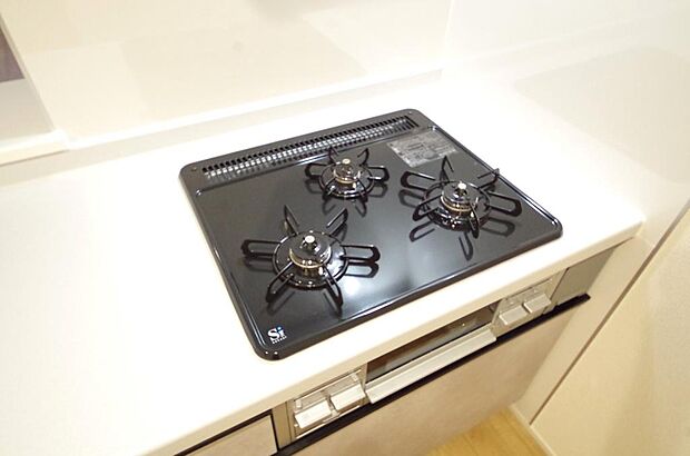 三ツ口コンロはＳｉセンサーが組み込まれています。長時間の使用の際にセンサーが自動でストップします。