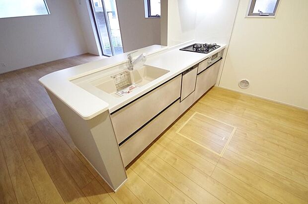 キッチンには耐久性が高く、お手入れも簡単で人工大理石トップを採用して、キッチンを優雅に演出しました。