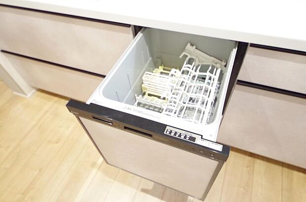 食器の出し入れがしやすいスライド収納タイプの食器洗い乾燥機です。また、節水効果にも優れています。