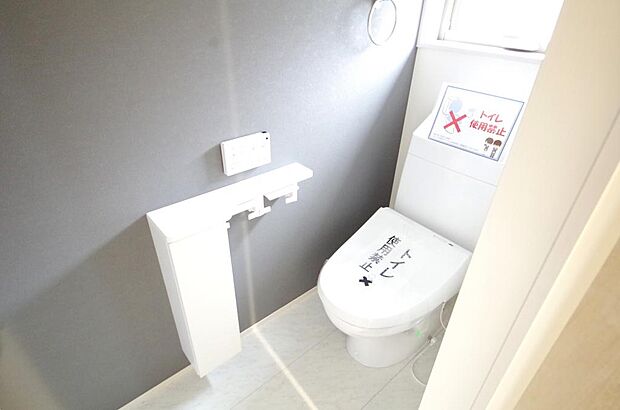 少ない水を有効に使って、汚れも効率よく洗浄します。便器は奥までふちのない掃除がしやすい形状です。