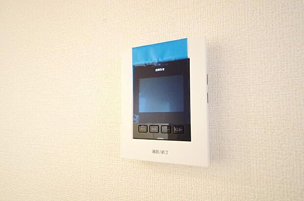 来訪者を映像と音声で確認可能なので、煩わしいセールスにも住戸内で対話可能です。