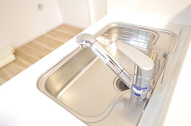 キッチンの水栓はホースが伸びますので、大きな鍋も楽に洗う事が出来ます。浄水器もビルトインです。