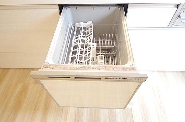食器の出し入れがしやすいスライド収納タイプの食器洗い乾燥機です。また、節水効果にも優れています。