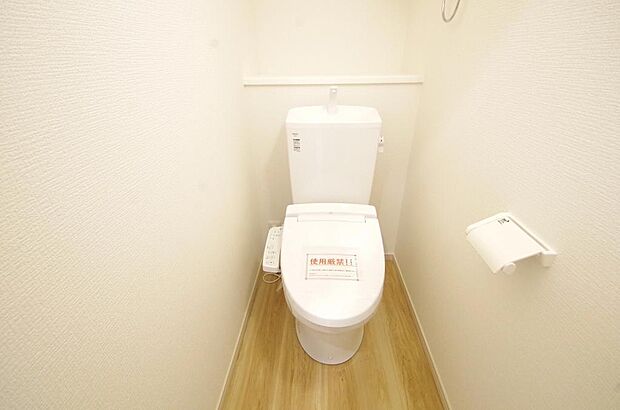 少ない水を有効に使って、汚れも効率よく洗浄します。便器は奥までふちのない掃除がしやすい形状です。