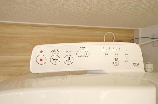 ウォシュレット機能 暖房便座は必需品です。1階 2階の両方のトイレに付いてます。