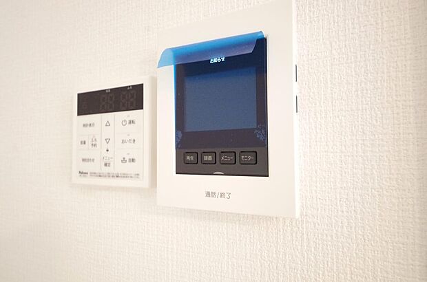 来訪者を映像と音声で確認可能なので、煩わしいセールスにも住戸内で対話可能です。