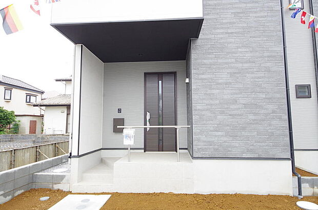 玄関はいわばその邸宅の顔です。だからこそ、迎賓のためにしつらえを細部まで施しました。