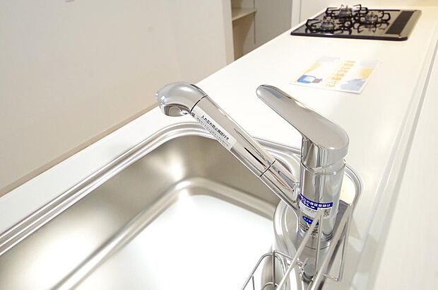 キッチンの水栓はホースが伸びますので、大きな鍋も楽に洗う事が出来ます。浄水器もビルトインです。