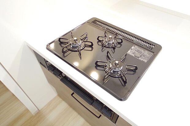三ツ口コンロはSiセンサーが組み込まれています。長時間の使用の際にセンサーが自動でストップします。