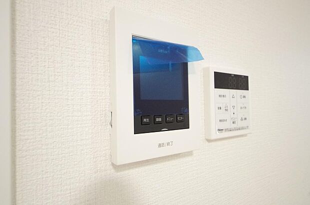 来訪者を映像と音声で確認可能なので、煩わしいセールスにも住戸内で対話可能です。