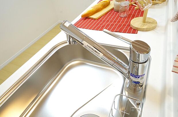 レバー操作一つで水量、温度も調節可能です。また、蛇口には浄水カートリッジも内蔵可能です。