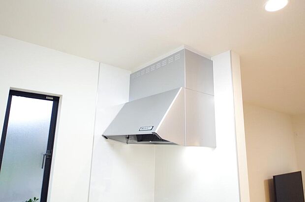 キッチン上部には、ブーツ型の照明付きのレンジフードが標準装備されております。