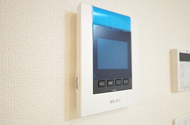 来訪者を映像と音声で確認可能なので、煩わしいセールスにも住戸内で対話可能です。