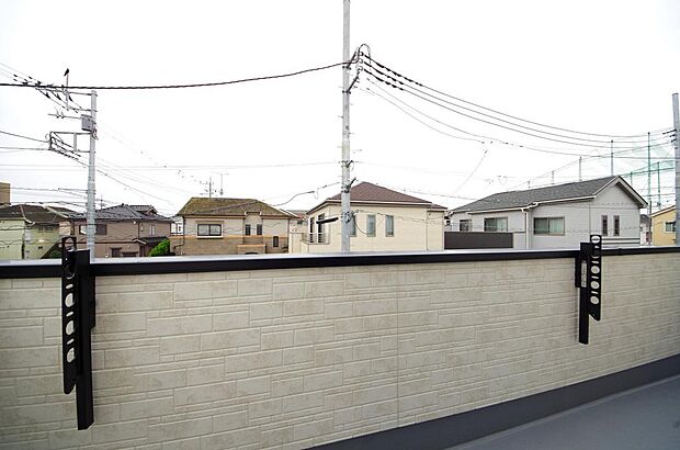 陽光あふれるバルコニーは、たくさんの光を浴びることができるのでお洗濯物やお布団もしっかり干せます。